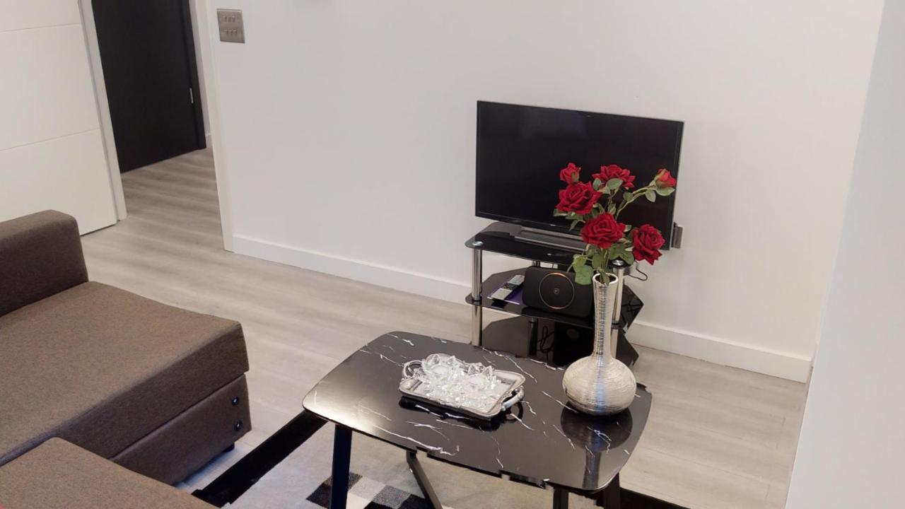 The Atrium Appartement Milton Keynes Buitenkant foto