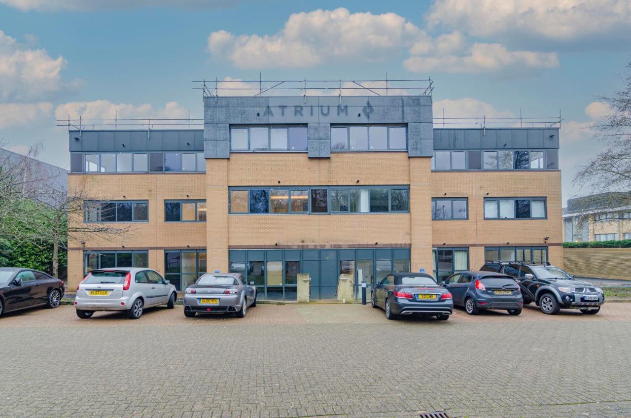 The Atrium Appartement Milton Keynes Buitenkant foto