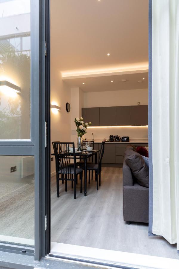 The Atrium Appartement Milton Keynes Buitenkant foto